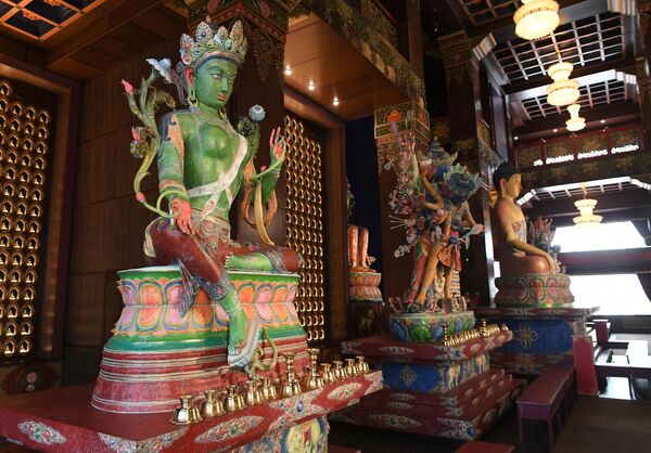 Tượng nữ thần Độ Mẫu Tara Xanh bên trong tu viện Phật giáo chính của Tuva &quot;Thubten Shedrub Ling&quot;. - Sputnik Việt Nam
