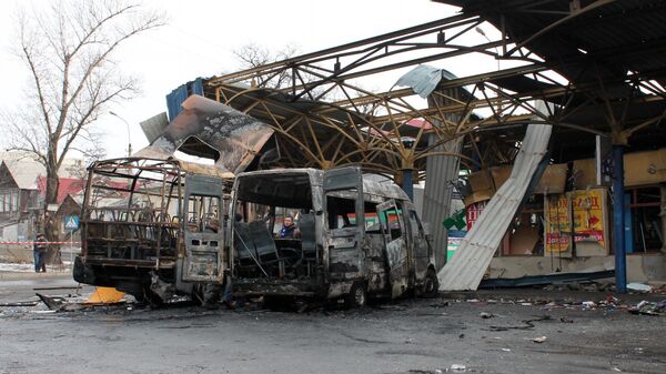 Сhiếc xe buýt và taxi tuyến bị hư hại do pháo kích tại một trạm xe buýt ở thành phố Donetsk. - Sputnik Việt Nam