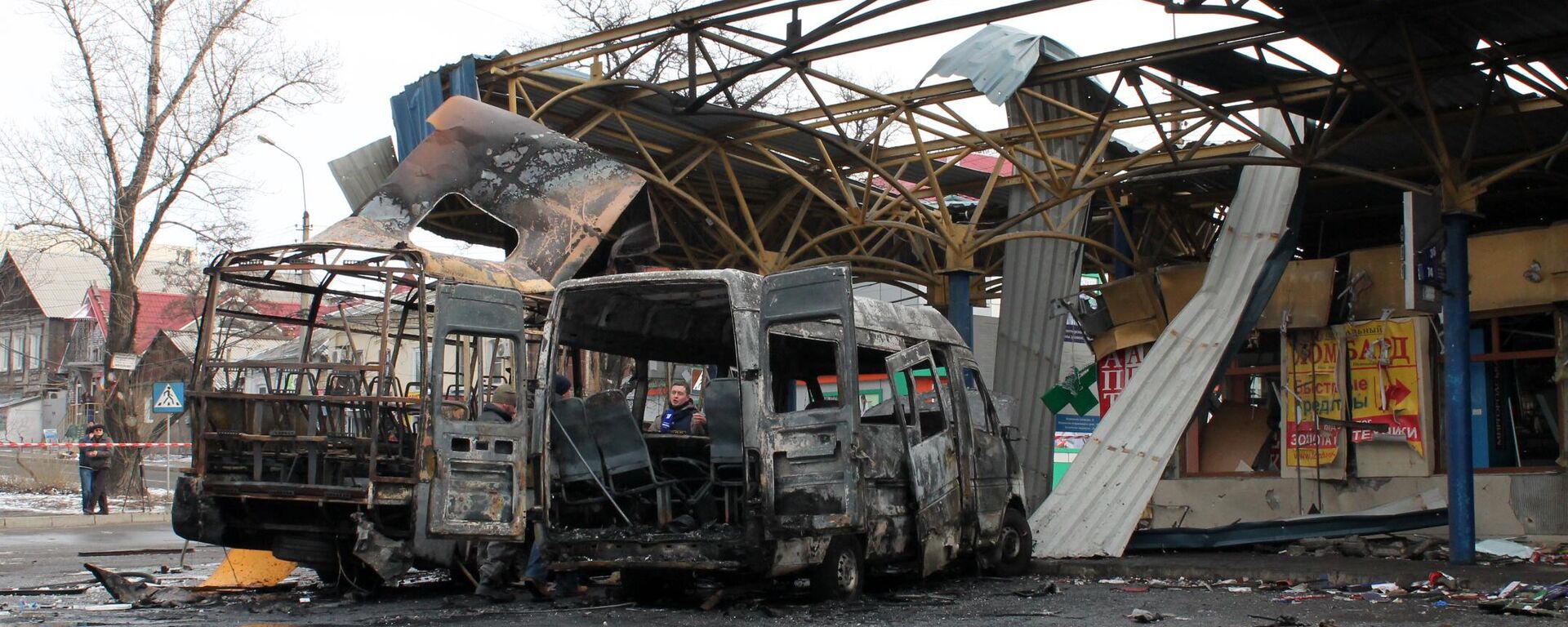 Сhiếc xe buýt và taxi tuyến bị hư hại do pháo kích tại một trạm xe buýt ở thành phố Donetsk. - Sputnik Việt Nam, 1920, 28.04.2023