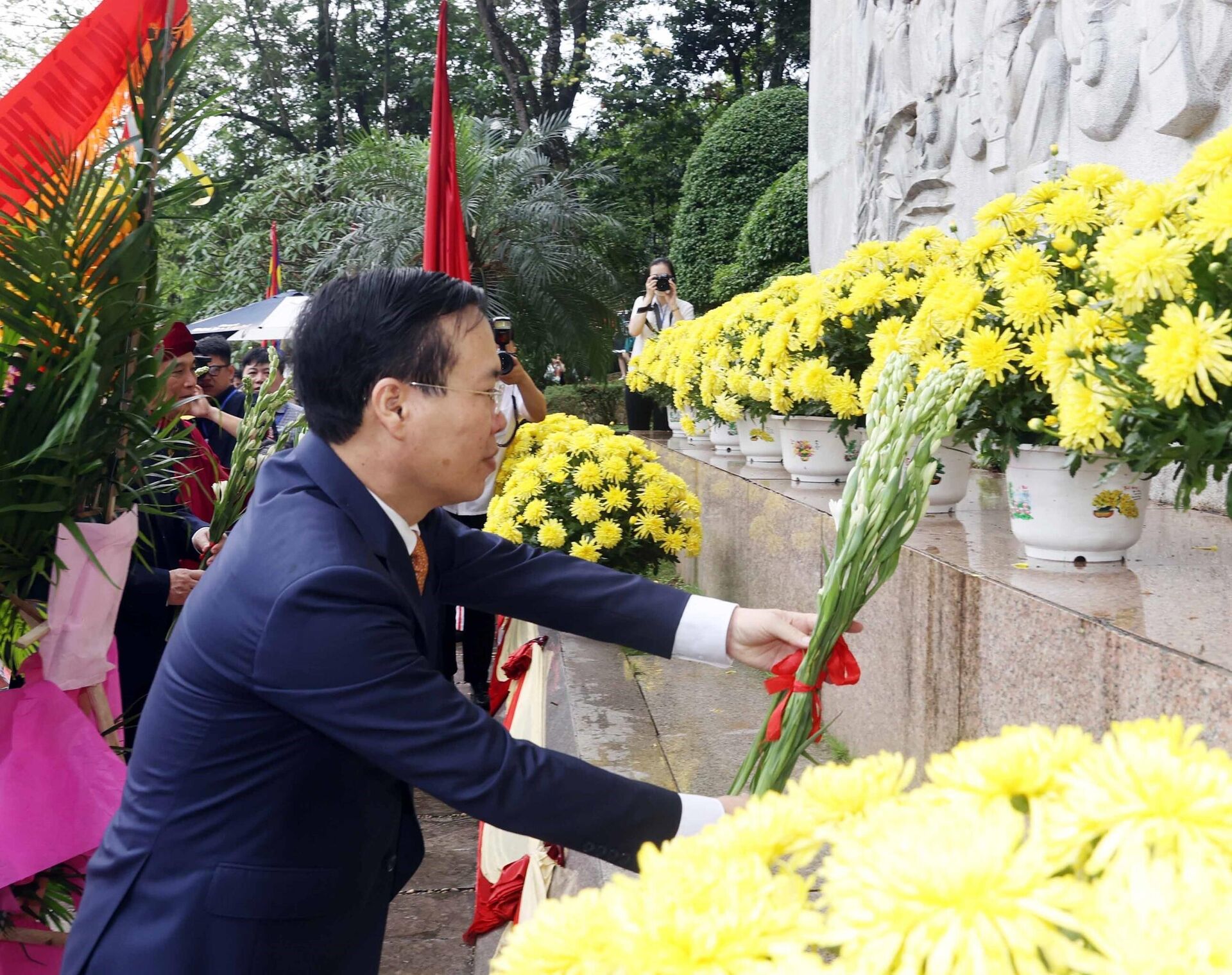 Chủ tịch nước dâng hương tưởng niệm Chủ tịch Hồ Chí Minh tại bức phù điêu Bác Hồ nói chuyện với CBCS Ðại đoàn quân Tiên Phong - Sputnik Việt Nam, 1920, 29.04.2023