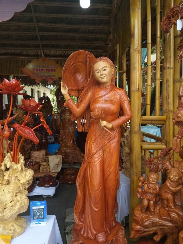 Hoa sen và thiếu nữ - điêu khắc gỗ. - Sputnik Việt Nam