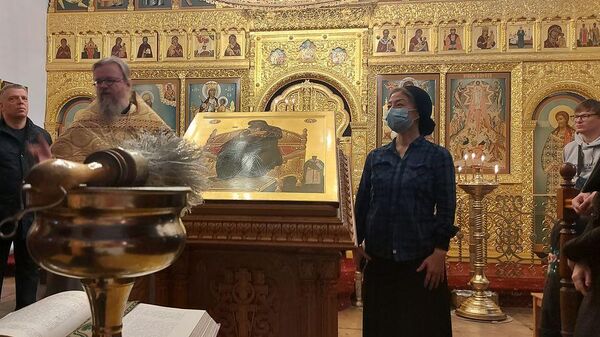 Cầu nguyện trước tranh thánh của họa sĩ Zoya Kozuki Watanabe - Sputnik Việt Nam