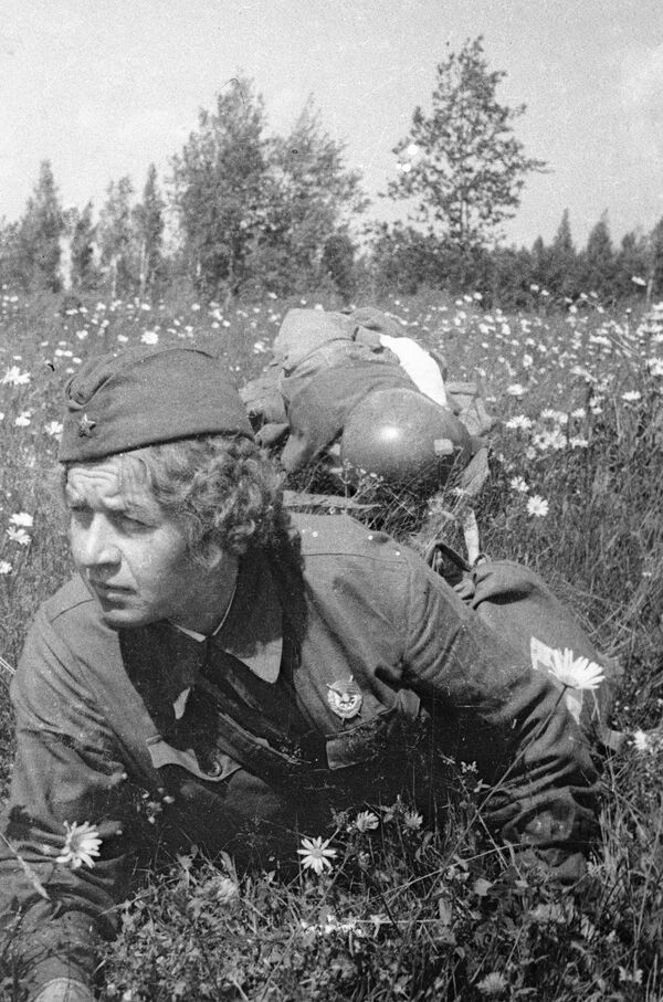 Y tá Elena Kovalchuk cõng một người lính bị thương từ chiến trường trong Chiến tranh Vệ quốc vĩ đại. - Sputnik Việt Nam