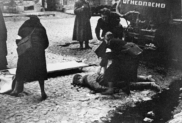 Nhân viên y tế sơ cứu cho các nạn nhân bị pháo kích ở Leningrad trên phố Sotsialisticheskaya (Xã hội chủ nghĩa). - Sputnik Việt Nam