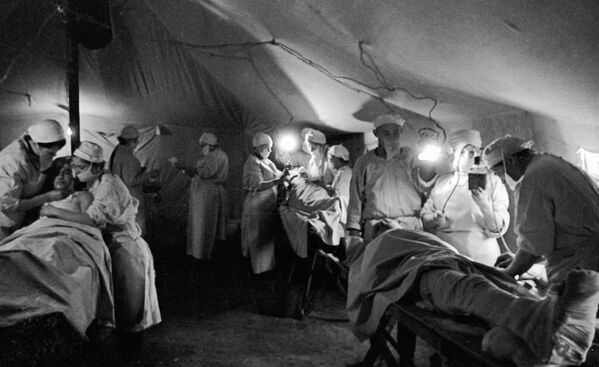 Điều trị cho binh lính tại bệnh viện dã chiến. - Sputnik Việt Nam