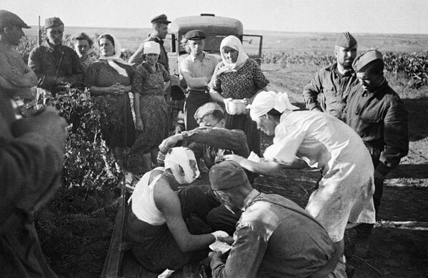 Ngày 22 tháng 6 năm 1941. Nhóm y tá hỗ trợ những người bị thương đầu tiên sau cuộc không kích của Đức quốc xã gần Kishiniev. - Sputnik Việt Nam
