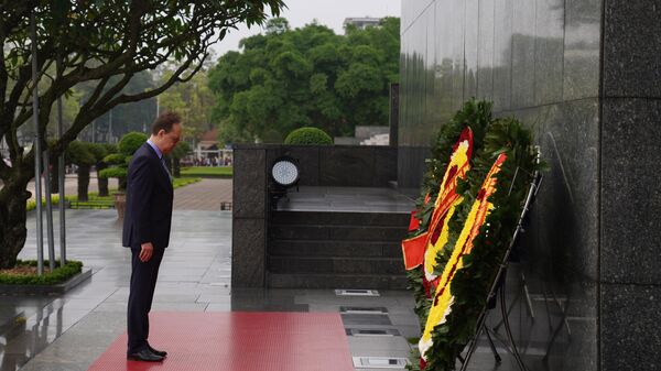 Đại sứ LBN Gennady Betdezko đặt vòng hoa tại Lăng Chủ tịch Hồ Chí Minh - Sputnik Việt Nam