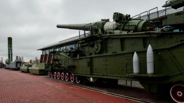 Hệ thống tên lửa đường sắt chiến đấu Molodets (trái) và hệ thống pháo đường sắt TM-3-12 với súng từ tàu chiến bị chìm Hoàng hậu Maria Fedorovna, được trưng bày tại triển lãm ngoài trời của Bảo tàng Đường sắt Nga, khai mạc ở St. Pê-téc-bua. - Sputnik Việt Nam