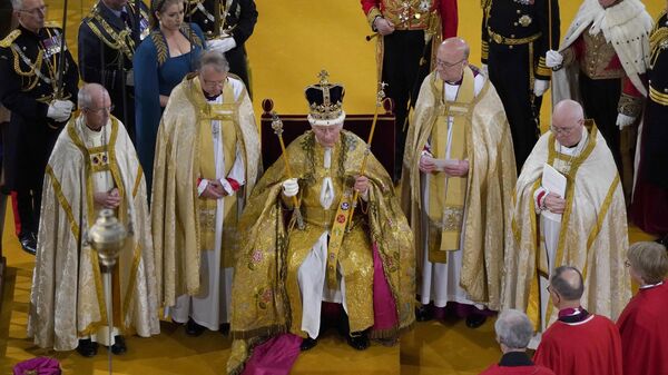 Vua Charles III của Vương quốc Anh nhận Vương miện của Thánh Edward trong lễ đăng quang tại Tu viện Westminster - Sputnik Việt Nam