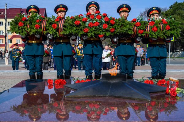 Các quân nhân tại buổi lễ đặt hoa và vòng hoa bên Ngọn lửa vĩnh cửu tại Khu phức hợp tưởng niệm vinh danh những người lính Liên Xô đã ngã xuống trong cuộc chiến giải phóng Nam Sakhalin, trên Quảng trường Vinh quang ở Yuzhno-Sakhalinsk. - Sputnik Việt Nam
