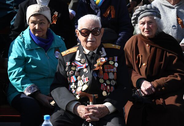 Khán giả trong cuộc duyệt binh ở Vladivostok kỷ niệm 78 năm chiến thắng trong Chiến tranh Vệ quốc Vĩ đại. - Sputnik Việt Nam