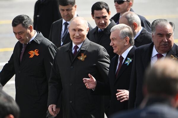 Tổng thống Nga Vladimir Putin, Tổng thống Kyrgyzstan Sadyr Japarov, Tổng thống Uzbekistan Shavkat Mirziyoyev và Tổng thống Tajikistan Emomali Rahmon tại một cuộc duyệt binh ở Matxcơva. - Sputnik Việt Nam