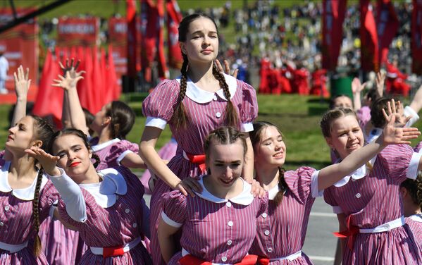 Màn trình diễn của các đoàn ca múa tại cuộc duyệt binh kỷ niệm 78 năm Chiến thắng trong Chiến tranh Vệ quốc Vĩ đại trên Quảng trường Thiên niên kỷ ở Kazan. - Sputnik Việt Nam