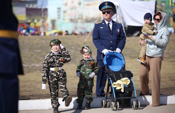 Một quân nhân và gia đình xem cuộc duyệt binh kỷ niệm 78 năm chiến thắng trong cuộc Chiến tranh Vệ quốc Vĩ đại ở Yakutsk. - Sputnik Việt Nam