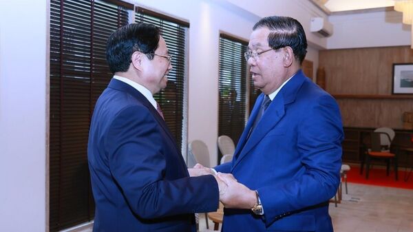 Thủ tướng Phạm Minh Chính gặp Thủ tướng Campuchia Hun Sen tại Labuan Bajo, Indonesia - Sputnik Việt Nam