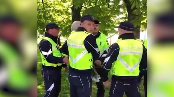 Cảnh sát tạm giữ cụ ông mang hoa đến tượng đài những người giải phóng Latvia - Sputnik Việt Nam