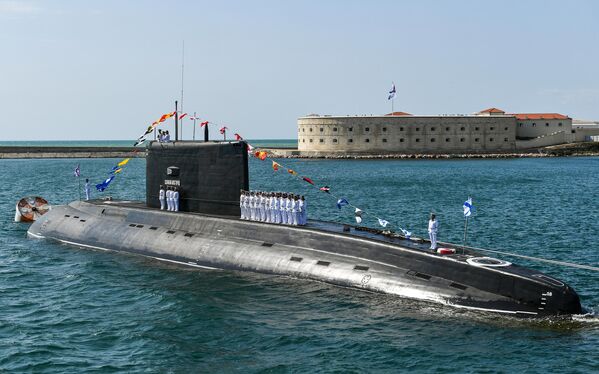 Tàu ngầm «Veliky Novgorod» trong buổi diễn tập diễu binh kỷ niệm Ngày Hải quân Nga ở Sevastopol. - Sputnik Việt Nam