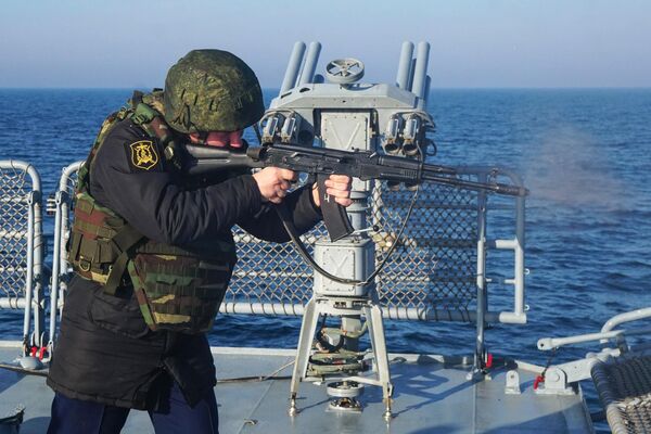 Một quân nhân Hạm đội Biển Đen tập luyện bắn súng trường tấn công Kalashnikov trên khu trục hạm «Đô đốc Essen» trong cuộc tập trận ở Biển Đen. - Sputnik Việt Nam