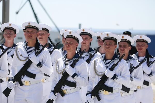 Các thủy thủ Hạm đội Biển Đen trong buổi tổng duyệt chuẩn bị cho diễu binh kỷ niệm Ngày Hải quân Nga ở Novorossiysk. - Sputnik Việt Nam