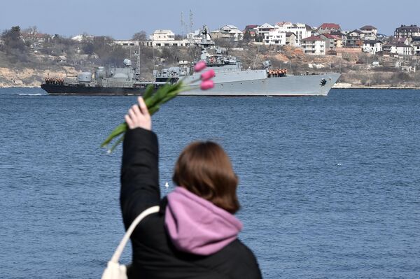 Từ đường Bờ kè, cô gái vẫy tay gửi lời chào đến chiến hạm ở Sevastopol. - Sputnik Việt Nam