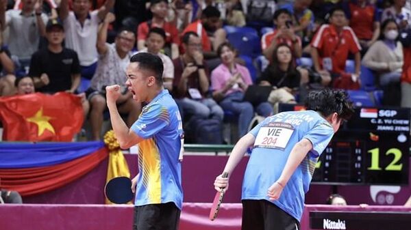 Bóng bàn Việt Nam Đinh Anh Hoàng và Trần Mai Ngọc sau khi vô địch SEA Games - Sputnik Việt Nam