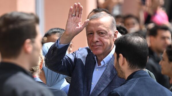 Tổng thống Thổ Nhĩ Kỳ Recep Tayyip Erdogan tại điểm bỏ phiếu trong cuộc bỏ phiếu trong cuộc tổng tuyển cử ở Istanbul - Sputnik Việt Nam