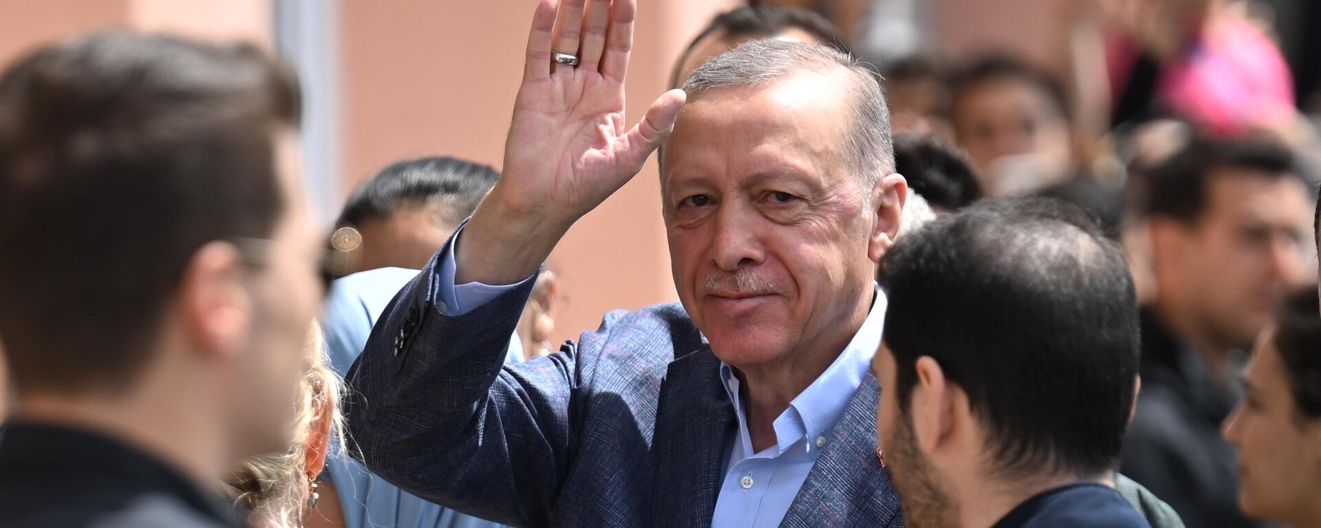 Tổng thống Thổ Nhĩ Kỳ Recep Tayyip Erdogan tại điểm bỏ phiếu trong cuộc bỏ phiếu trong cuộc tổng tuyển cử ở Istanbul - Sputnik Việt Nam, 1920, 15.05.2023