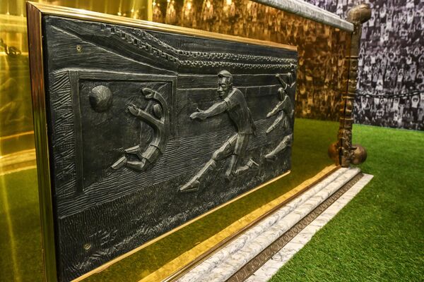 Bức phù điêu quan tài của Pele trong lăng mộ tại Nghĩa trang Memorial Necrópole Ecumênica ở Santos, Brazil. - Sputnik Việt Nam