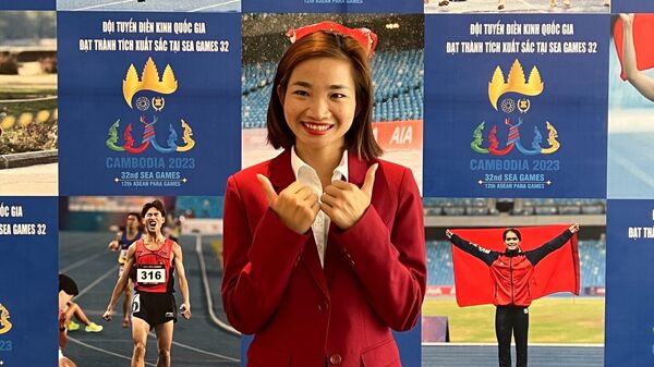 VĐV Điền kinh Nguyễn Thị Oanh tại Lễ mừng công và khen thưởng cho đội tuyển điền kinh tại SEA Games 32 - Sputnik Việt Nam