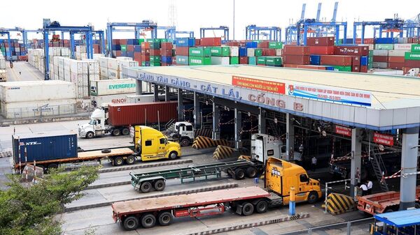 Xe chở container ra vào Tân Cảng Cát Lái, thành phố Thủ Đức, Thành phố Hồ Chí Minh. - Sputnik Việt Nam