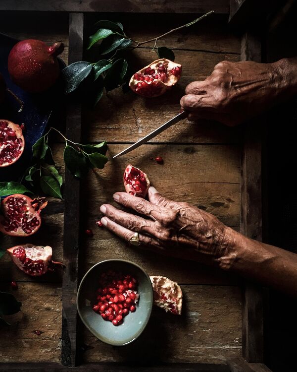Ảnh Lost Love - Grandfather (&quot;Tình yêu đã mất - Ông nội&quot;) của nhiếp ảnh gia Ấn Độ Indu Vishwanath Singh, chiến thắng trong hạng mục Food Influencer (Món ăn phổ biến) tại 2023 Pink Lady® Food Photographer of the Year. - Sputnik Việt Nam