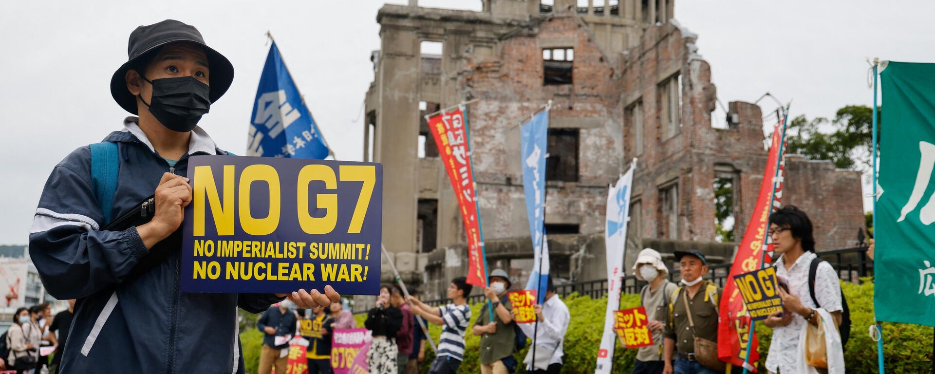 Biểu tình gần Đài tưởng niệm Hòa bình Hiroshima phản đối hội nghị thượng đỉnh của các nhà lãnh đạo G7 - Sputnik Việt Nam, 1920, 19.05.2023