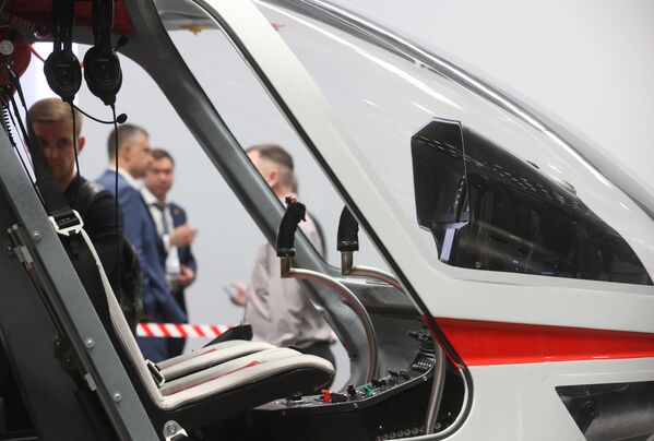 Khách tham quan Triển lãm Quốc tế về ngành công nghiệp trực thăng HeliRussia 2023 trong Trung tâm Bảo tàng-Triển lãm quốc tế «Crocus Expo». - Sputnik Việt Nam