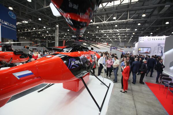 Khách tham quan Triển lãm Quốc tế về ngành công nghiệp trực thăng HeliRussia 2023 trong Trung tâm Bảo tàng-Triển lãm quốc tế «Crocus Expo». - Sputnik Việt Nam