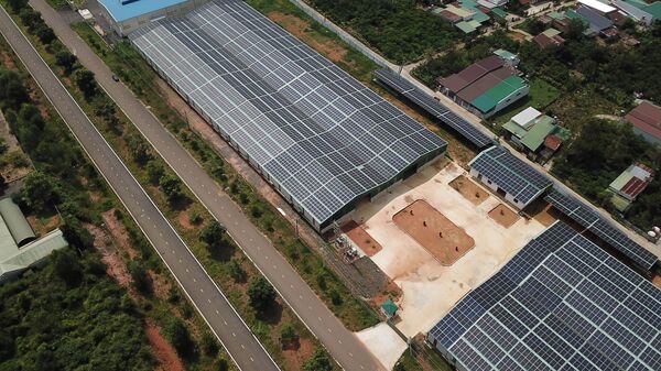 Trong Khu công nghiệp Lộc Sơn (thành phố Bảo Lộc, tỉnh Lâm Đồng) hiện có nhiều công ty cho bên thứ 3 thuê lại mái nhà xưởng để lắp đặt tấm pin năng lượng mặt trời chưa được cấp phép với tổng diện tích hàng chục ngàn m2. - Sputnik Việt Nam