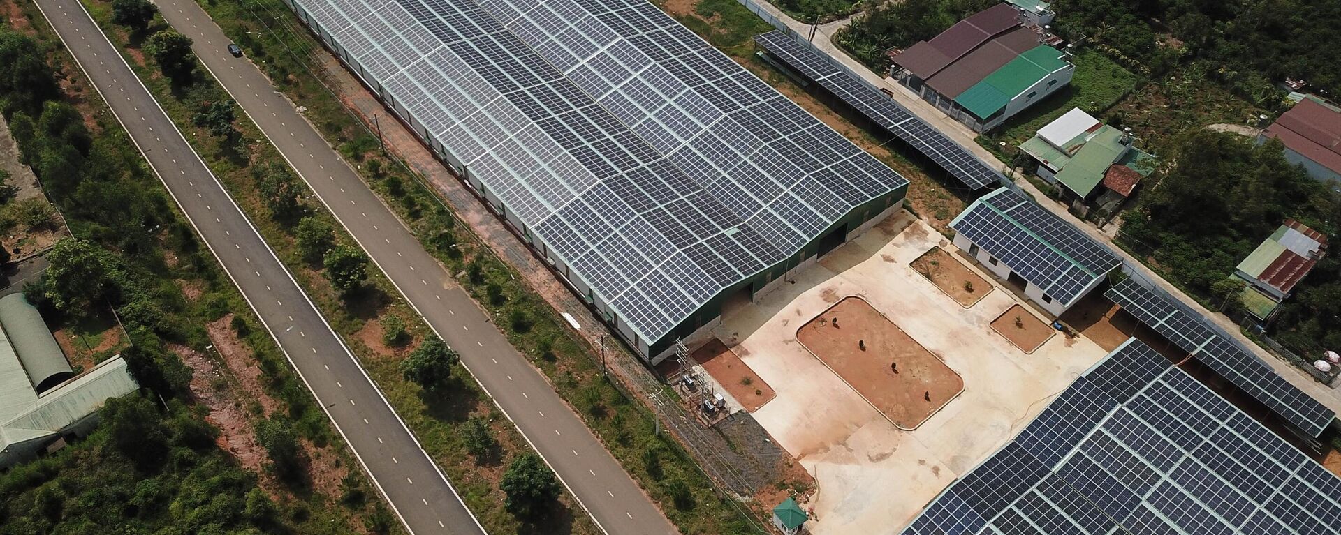Trong Khu công nghiệp Lộc Sơn (thành phố Bảo Lộc, tỉnh Lâm Đồng) hiện có nhiều công ty cho bên thứ 3 thuê lại mái nhà xưởng để lắp đặt tấm pin năng lượng mặt trời chưa được cấp phép với tổng diện tích hàng chục ngàn m2. - Sputnik Việt Nam, 1920, 19.05.2023