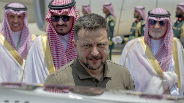 Tổng thống Ukraina Vladimir Zelensky tại sân bay Jeddah, Ả Rập Saudi - Sputnik Việt Nam