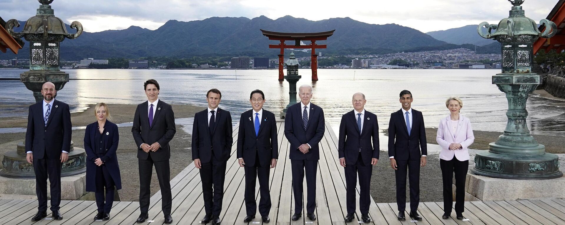 Các nhà lãnh đạo G7 thăm đền Itsukushima trên đảo Miyajima tại Hội nghị thượng đỉnh G7, Nhật Bản - Sputnik Việt Nam, 1920, 20.05.2023