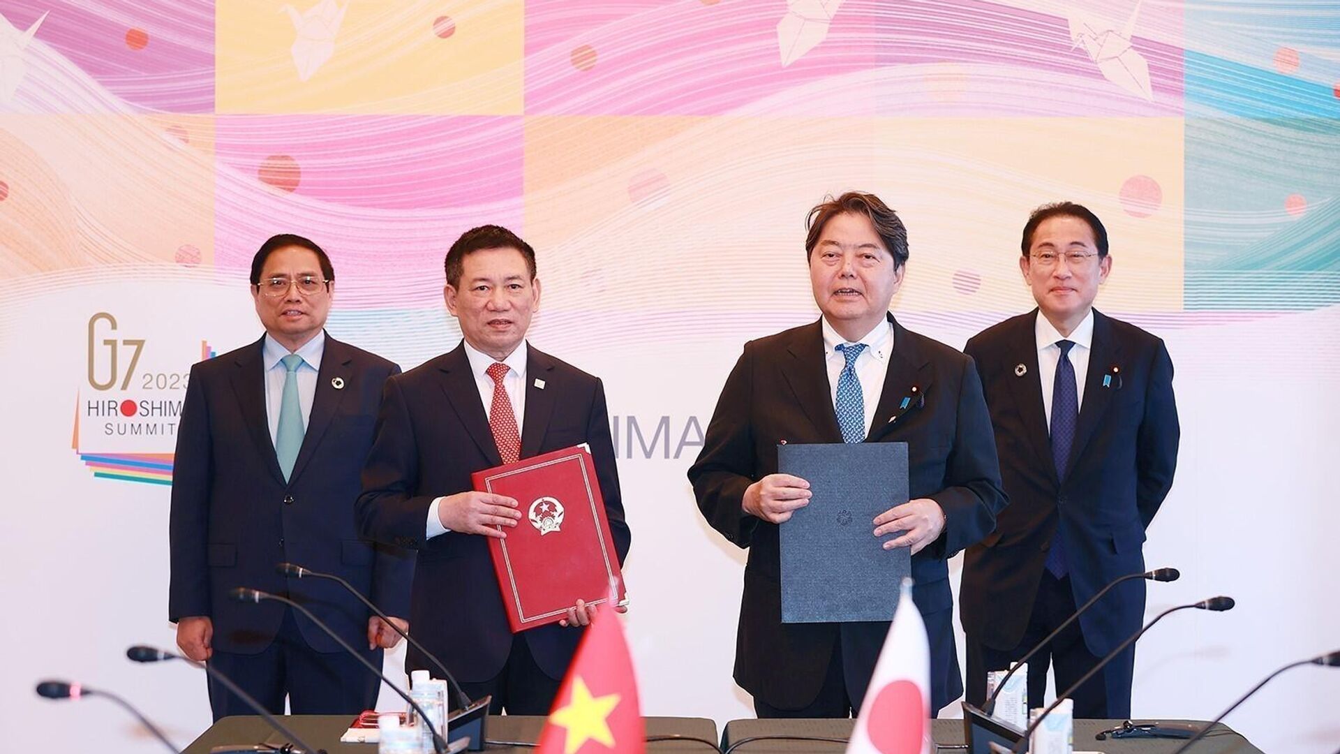 Thủ tướng Phạm Minh Chính và Thủ tướng Nhật Bản Fumio Kishida chứng kiến trao đổi văn kiện ký kết các văn bản hợp tác ODA thế hệ mới - Sputnik Việt Nam, 1920, 22.05.2023