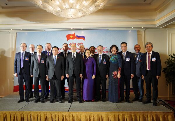 Phó Chủ tịch Hội đồng An ninh Nga Dmitry Medvedev chụp ảnh lưu niệm cùng các khách mời tại buổi gặp. - Sputnik Việt Nam