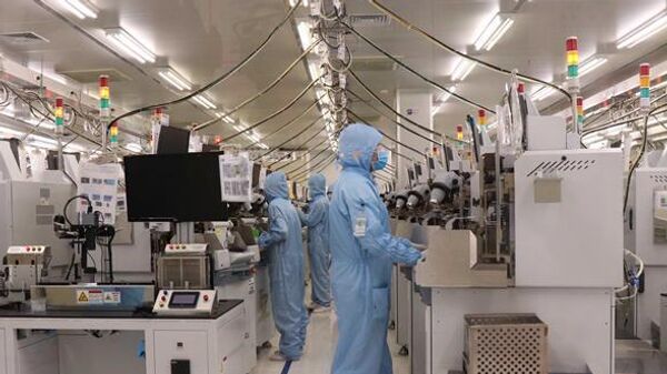 Công việc tại nhà máy sản xuất semiconductor ở Việt Nam - Sputnik Việt Nam