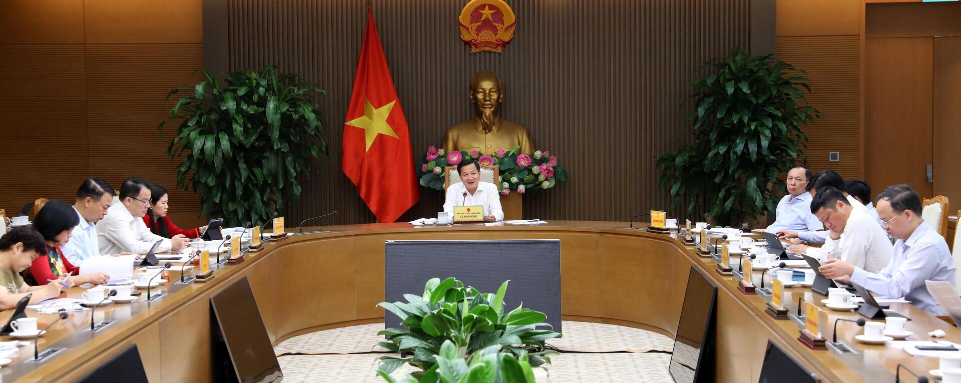 Phó Thủ tướng Lê Minh Khái chủ trì họp về các giải pháp nâng cao khả năng tiếp cận vốn và giảm lãi suất - Sputnik Việt Nam, 1920, 24.05.2023