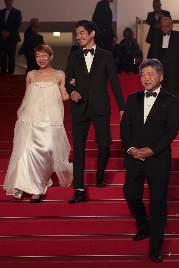 Sakura Ando, ​​Eita Nagayama và đạo diễn Hirokazu Kore-eda tạo dáng chụp ảnh sau khi rời khỏi buổi ra mắt phim &quot;Monster&quot; tại Liên hoan phim quốc tế lần thứ 76 ở Cannes. - Sputnik Việt Nam