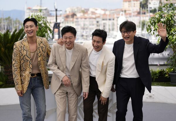 Diễn viên Hàn Quốc Chu Ji-hoon, Kim Hee-won, Lee Sung-kyun và đạo diễn Kim Tae-gun tại Liên hoan phim Cannes lần thứ 76, Pháp. - Sputnik Việt Nam