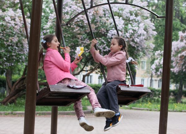Những cô gái trên xích đu trong công viên ở Moskva. - Sputnik Việt Nam
