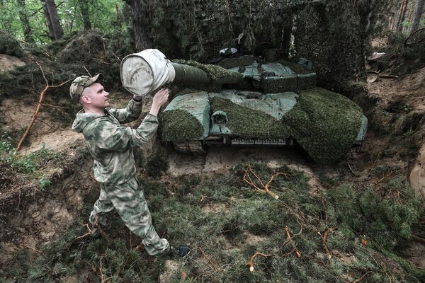 Thành viên kíp lái kiểm tra xe tăng T-90 &quot;Proryv&quot; vừa được chuyển đến đơn vị, trong khu vực phía nam của chiến dịch quân sự đặc biệt. - Sputnik Việt Nam