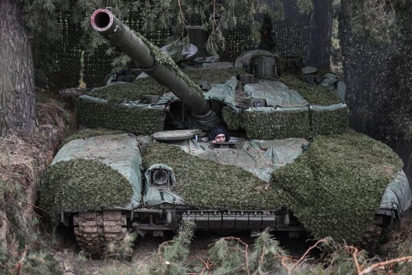Thành viên kíp lái kiểm tra xe tăng T-90 &quot;Proryv&quot; vừa được chuyển đến đơn vị, trong khu vực phía nam của chiến dịch quân sự đặc biệt. - Sputnik Việt Nam