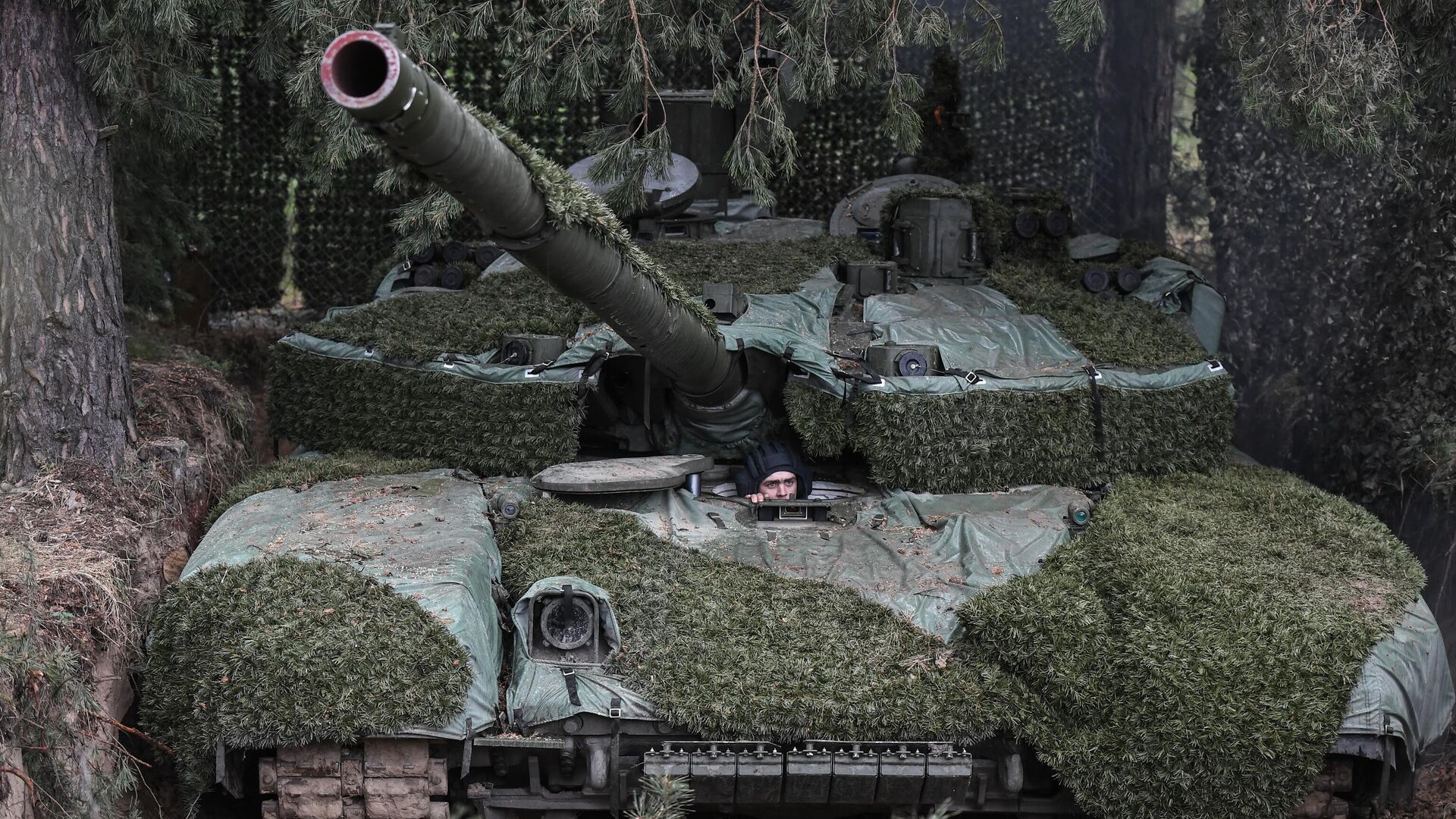 Thành viên kíp lái kiểm tra xe tăng T-90 Proryv vừa được chuyển đến đơn vị, trong khu vực phía nam của chiến dịch quân sự đặc biệt - Sputnik Việt Nam, 1920, 24.11.2023