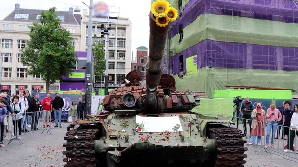Người dân Amsterdam rải hoa trên xe tăng Nga bị hư hại - Sputnik Việt Nam