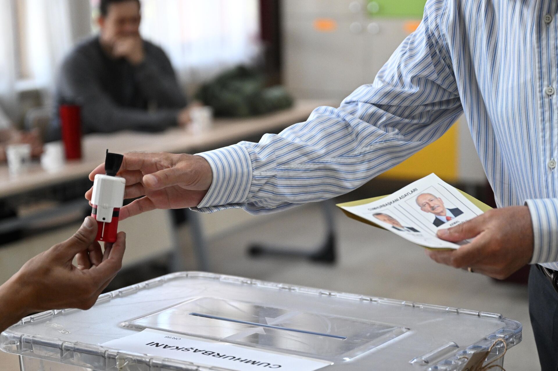 Một người đàn ông bỏ phiếu trong vòng hai của cuộc bầu cử tổng thống ở Thổ Nhĩ Kỳ - Sputnik Việt Nam, 1920, 28.05.2023